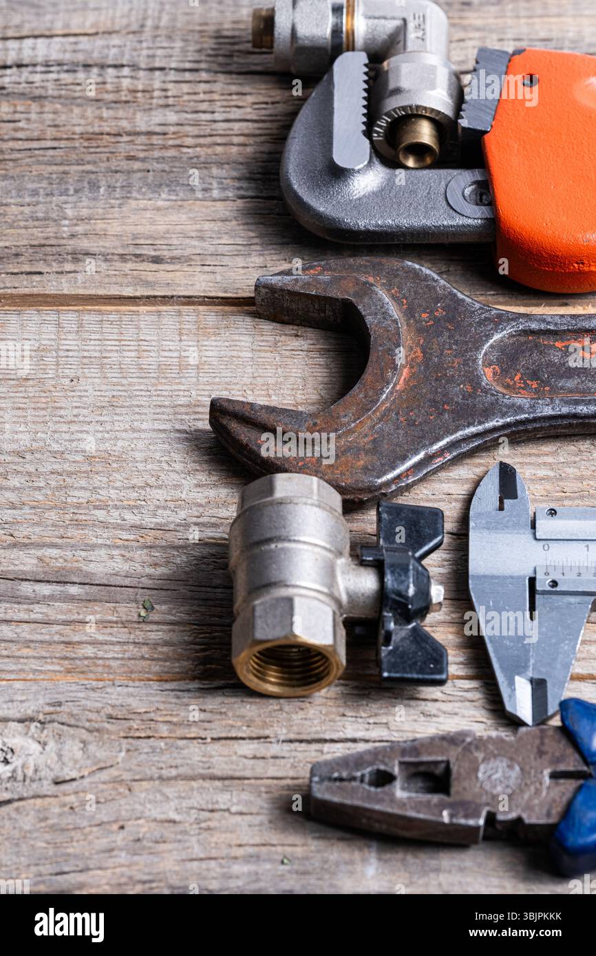 Ampia gamma di utensili idraulici su fondo in legno. Vista superiore con spazio di copia Foto Stock