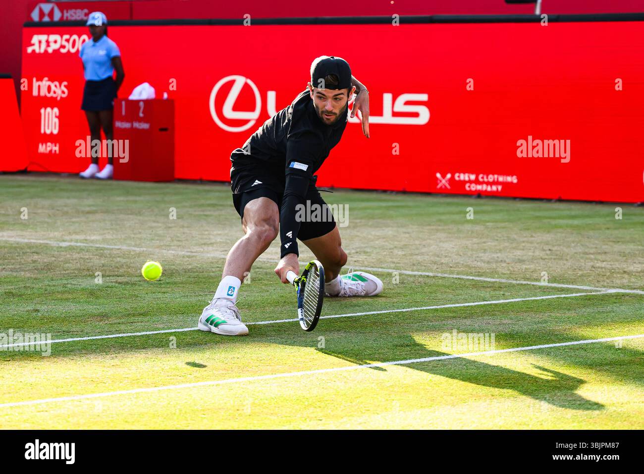 LONDRA, REGNO UNITO 16 giugno: Jacob FEARNLEY (GBR) in azione contro Alex BOLT (AUS) durante l'ATP 500 il giorno 8 dei Campionati HSBC 2025 al Queen's Club lunedì 16 giugno 2025 a LONDRA, REGNO UNITO. Crediti: Taka Wu/Alamy Live News Foto Stock