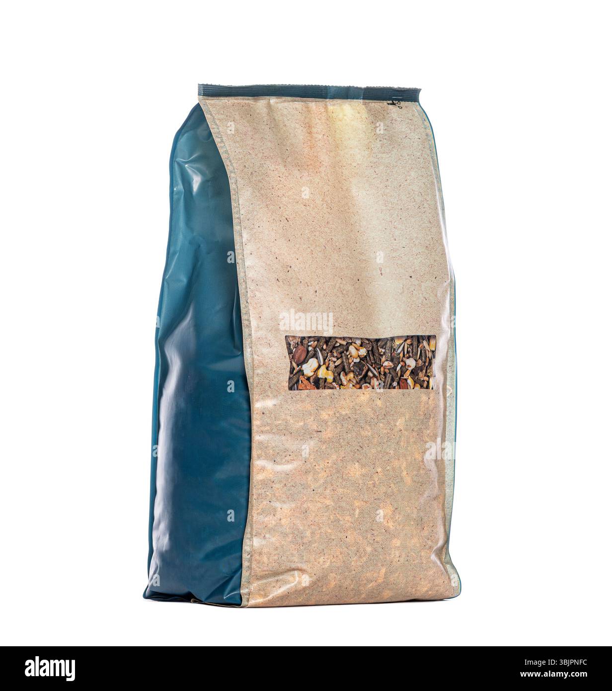 Foto da studio di un grande sacchetto di cibo per animali domestici con una finestra trasparente che rivela il contenuto di chicchi e semi misti, isolato su bianco Foto Stock