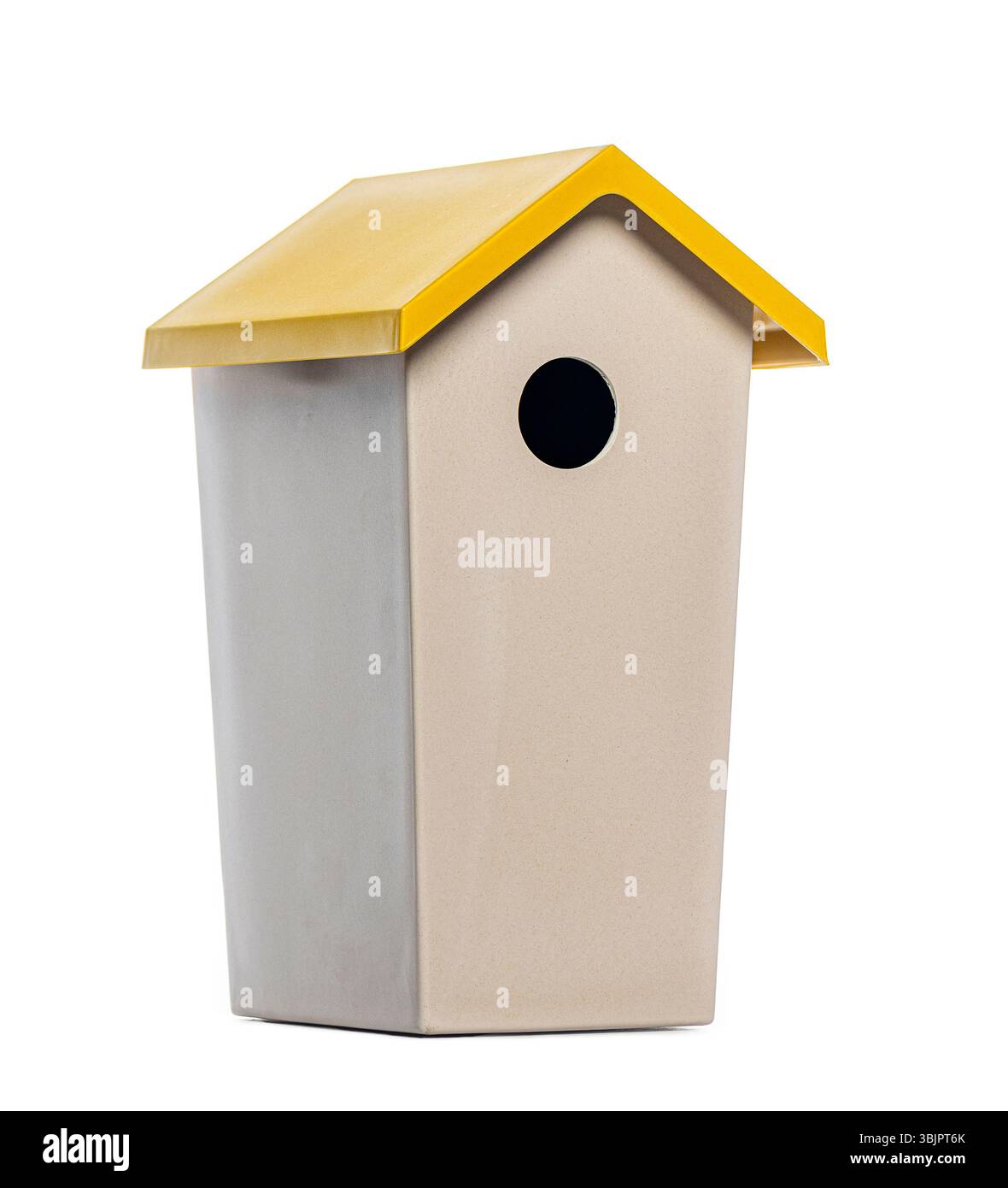 Birdhouse contemporanea che offre un rifugio sicuro per gli uccelli, promuovendo la conservazione della fauna selvatica e aggiungendo un tocco di natura a qualsiasi ambiente Foto Stock