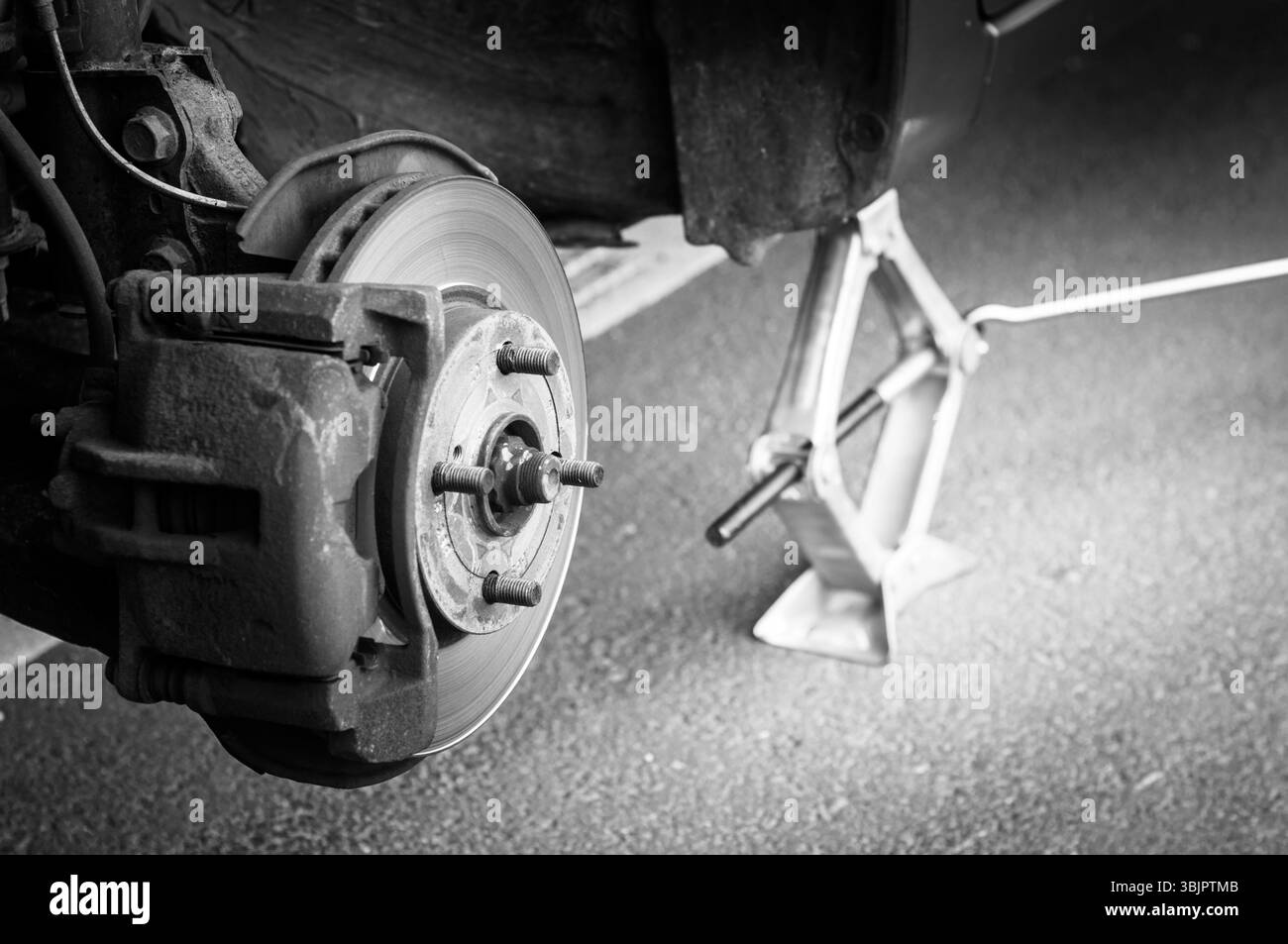 Ruota di un'auto senza pneumatico Foto Stock