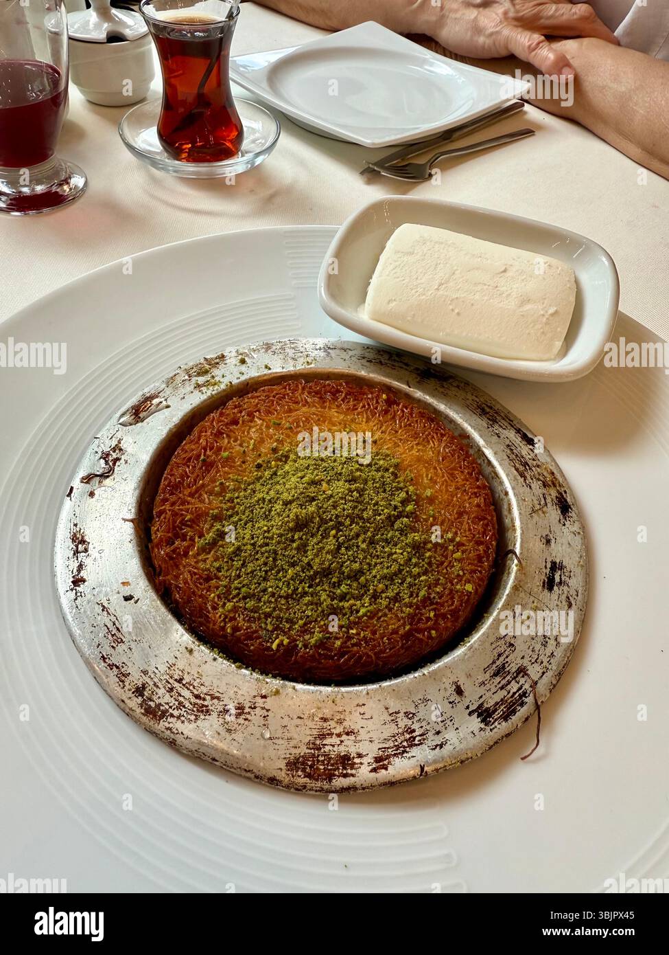Dolci mediorientali kunefe kunafa kadayif con pistacchio dolce arabo turco tradizionale servito con gelato Foto Stock