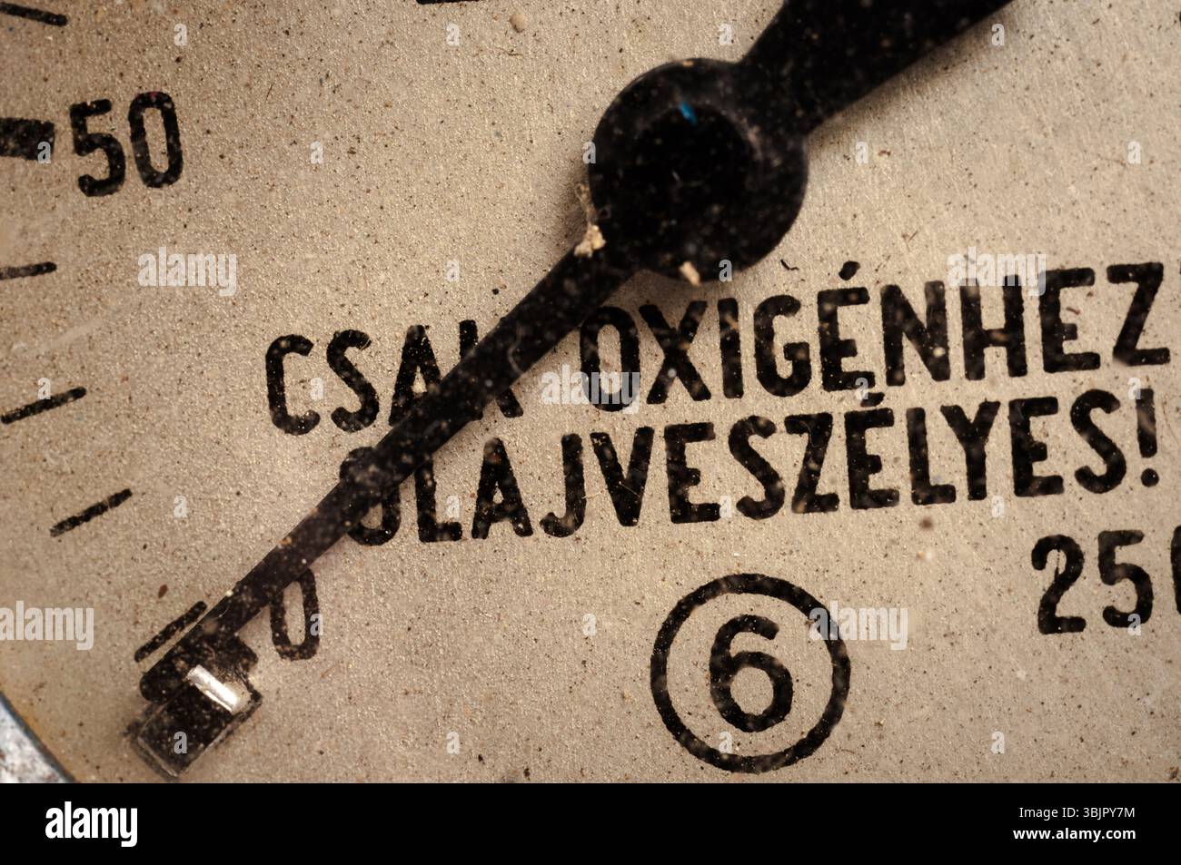 Un vecchio dispositivo di misurazione in primo piano in luce intensa Foto Stock