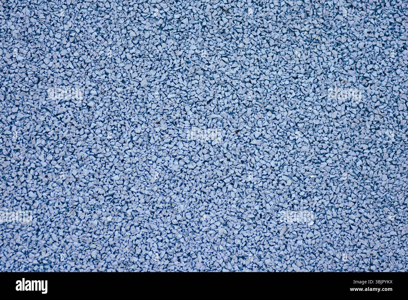 Primo piano con rivestimento in gomma blu per campi sportivi. Superficie di fondo per pavimentazione del parco giochi. Foto Stock
