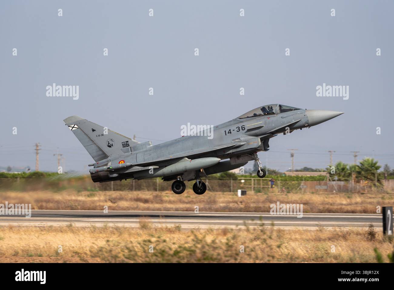 Caccia Eurofighter EF-2000 Typhoon dell'aeronautica spagnola in decollo all'aeroporto di Murcia San Javier, Murcia, Spagna. Base aerea militare. Foto Stock