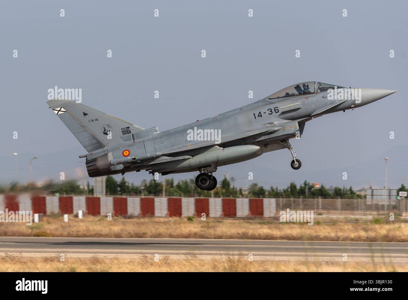 Caccia Eurofighter EF-2000 Typhoon dell'Aeronautica militare spagnola in decollo all'aeroporto di Murcia San Javier, Spagna. Base aerea militare. Ejercito del Aire Foto Stock