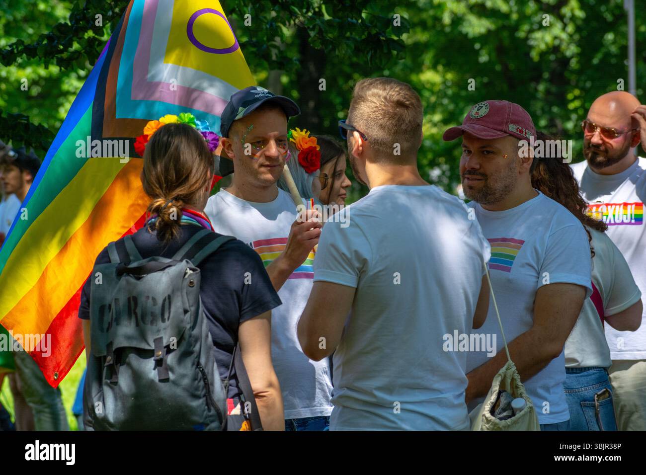 I partecipanti alla parata LGBTQ+ Pride si riuniscono e conversano a Varsavia, Voivodato della Masovia, Polonia giugno 2025 Foto Stock