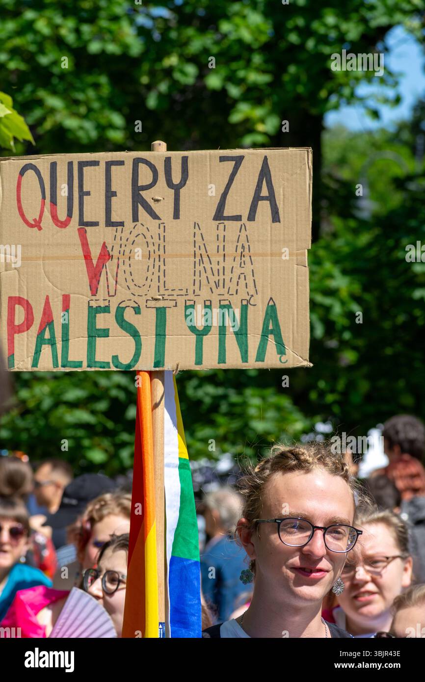 I partecipanti tengono un cartello di cartone con la scritta "Queery za Wolna Palestyna" durante la parata dell'orgoglio di Varsavia a Varsavia, Voivodato della Masovia, Polonia. Giugno Foto Stock