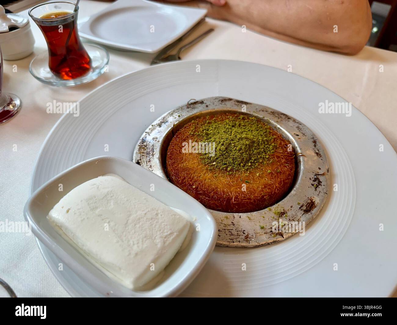 Dolci mediorientali kunefe kunafa kadayif con pistacchio dolce arabo turco tradizionale servito con gelato Foto Stock