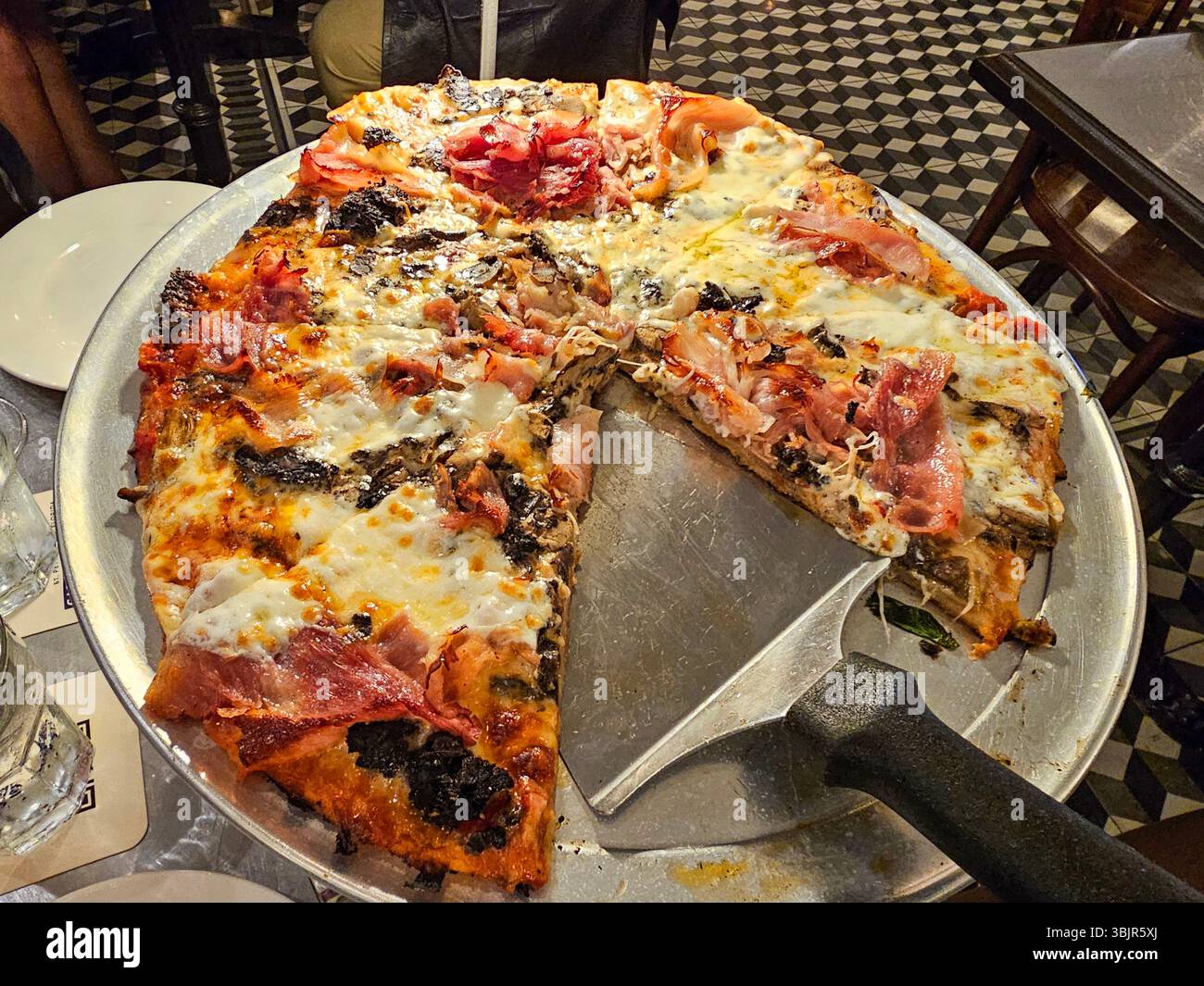 Pizza calda appena sfornata Foto Stock