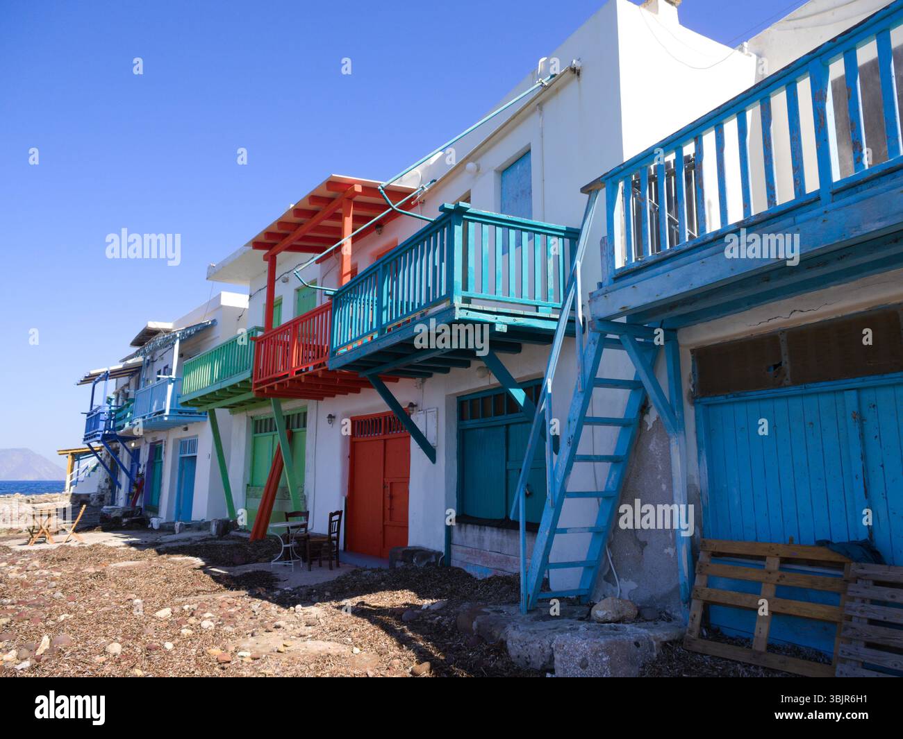 Case tradizionali nel villaggio di Klima sull'isola di Milos, facciate bianche e porte colorate creano un'atmosfera mediterranea. Foto Stock