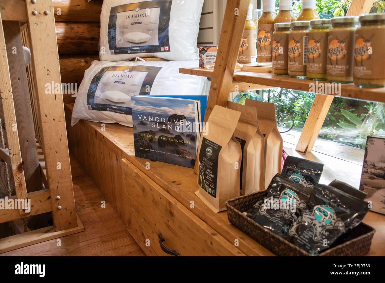 Libri di souvenir e caffè presso il negozio di articoli da regalo Tigh-Na-Mara Seaside Spa Resort Pines in Resort Drive a Parksville, British Columbia, Canada Foto Stock