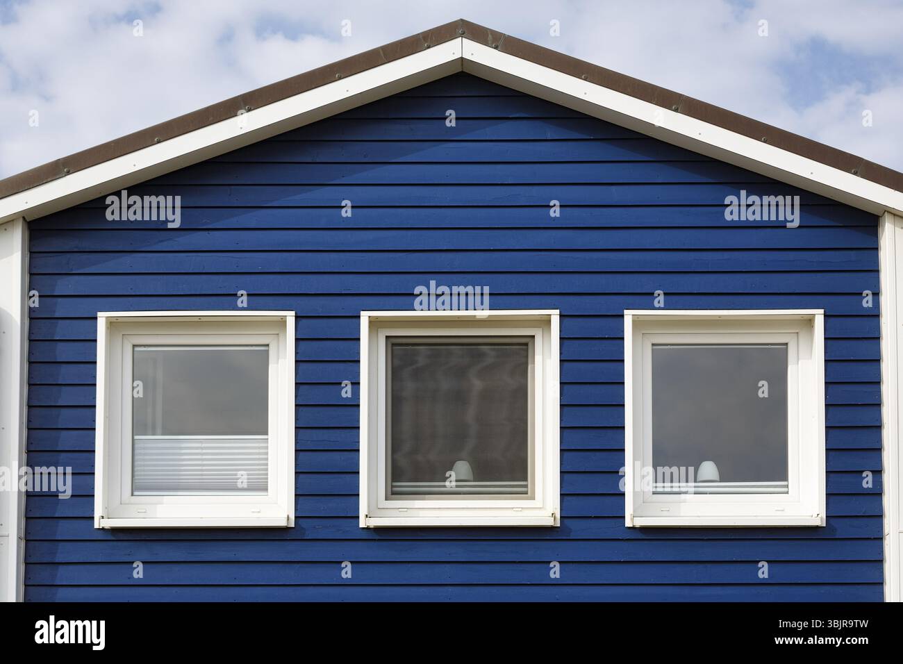 Capanna di aragosta blu, facciata in legno con tre finestre, dettagli della facciata nel porto, Heligoland, Schleswig-Holstein, Germania, Europa Foto Stock