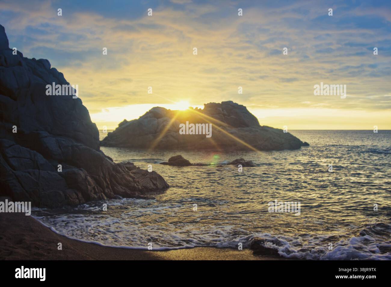 Costa mediterranea in luminosi colori dell'estate. Splendido tramonto. Foto di viaggio del turismo e della pubblicità delle agenzie di viaggio Foto Stock