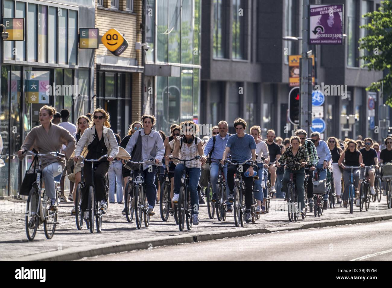 Pista ciclabile centrale sulla Lange Viestraat, corsie per pedoni, ciclisti e traffico locale sono separati nel centro della città, traffico intenso, nessuna auto/t Foto Stock