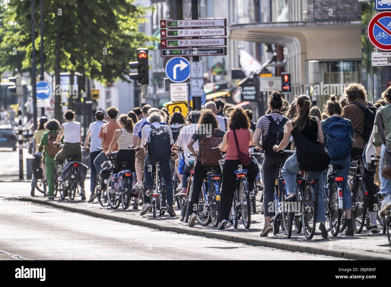 Pista ciclabile centrale sulla Lange Viestraat, corsie per pedoni, ciclisti e traffico locale sono separati nel centro della città, traffico intenso, nessuna auto/t Foto Stock