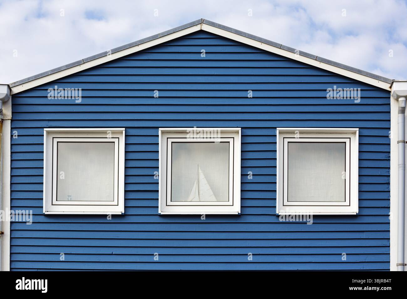 Capanna di aragosta blu, facciata in legno con tre finestre, dettagli della facciata nel porto, Heligoland, Schleswig-Holstein, Germania, Europa Foto Stock