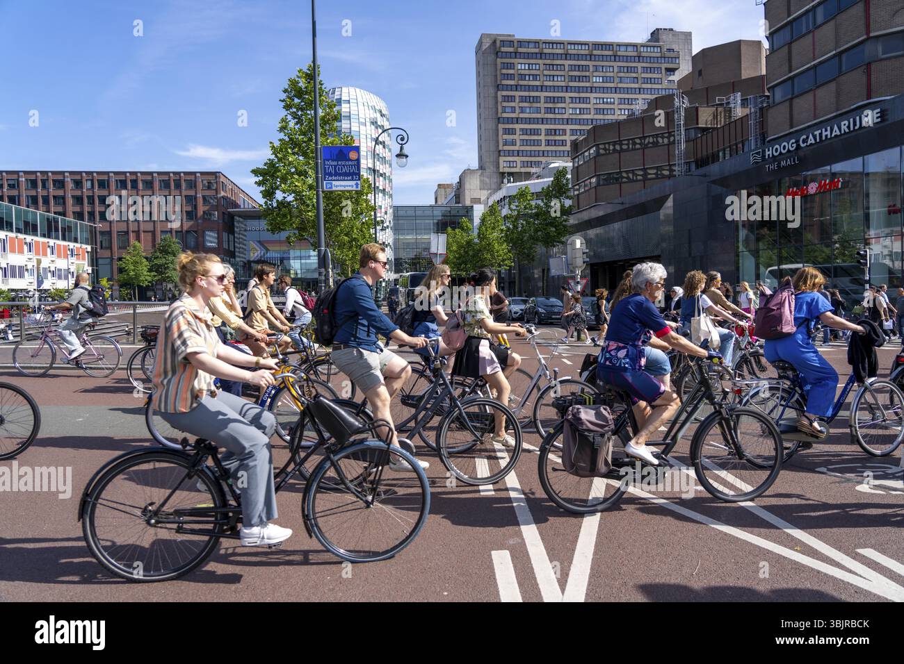 Pista ciclabile centrale sulla Lange Viestraat, corsie per pedoni, ciclisti e traffico locale sono separati nel centro della città, traffico intenso, nessuna auto/t Foto Stock