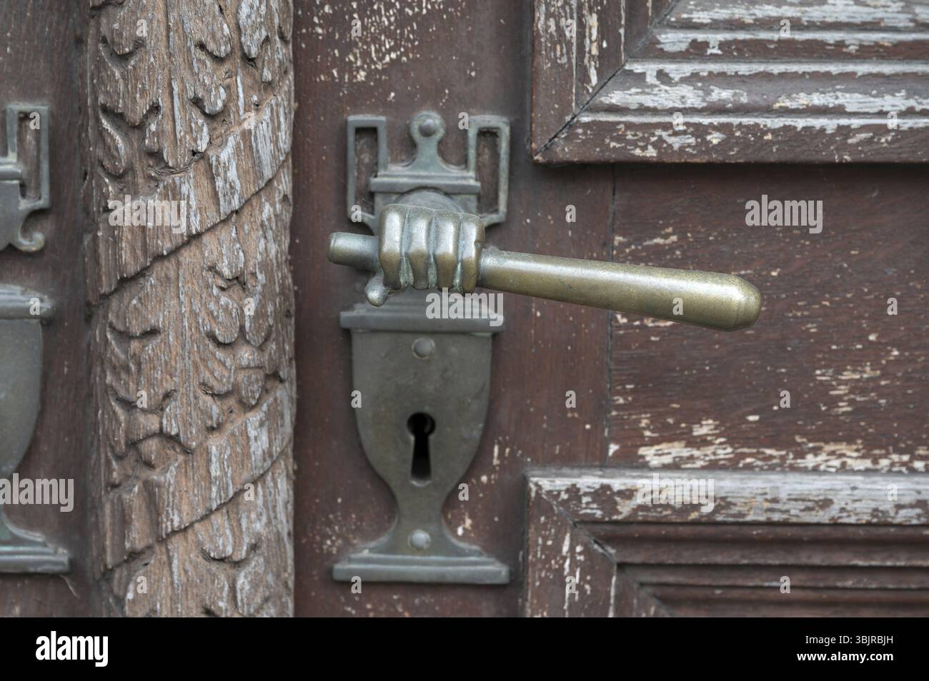 Maniglia Art Nouveau circa 1900 su una porta d'ingresso, Baviera, Germania, Europa Foto Stock