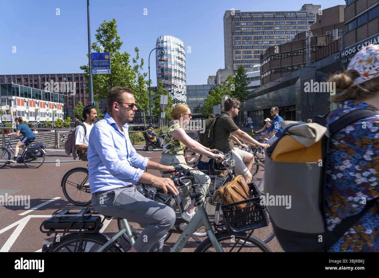 Pista ciclabile centrale sulla Lange Viestraat, corsie per pedoni, ciclisti e traffico locale sono separati nel centro della città, traffico intenso, nessuna auto/t Foto Stock