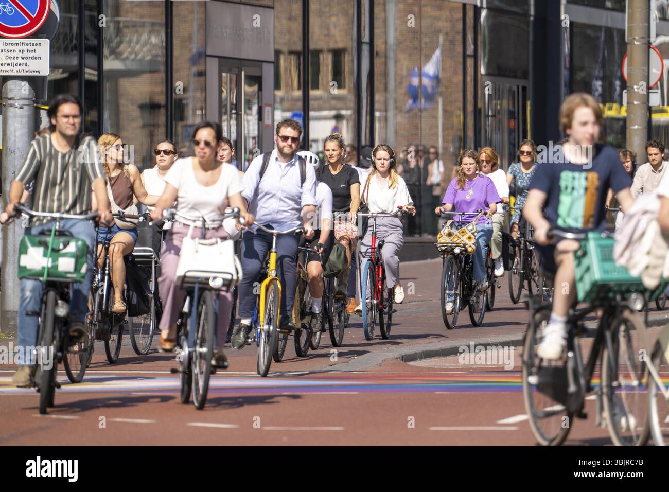 Pista ciclabile centrale lungo il Vredenburg, nel centro della città di Utrecht, le corsie per pedoni, ciclisti e traffico locale sono separate, traffico intenso Foto Stock