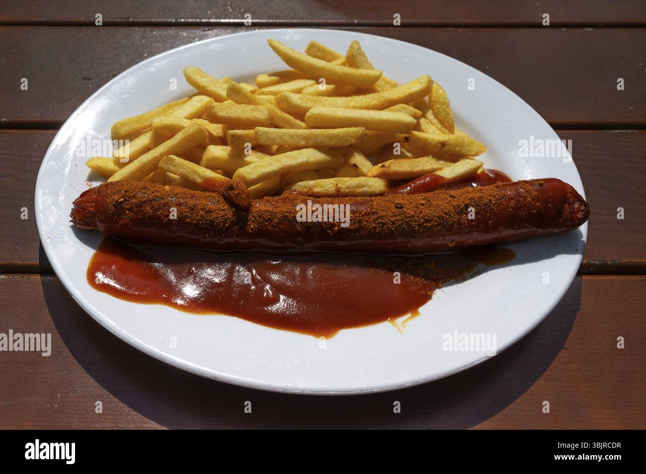 Currywurst con patatine fritte servito in un ristorante con giardino, Franconia, Baviera, Germania, Europa Foto Stock