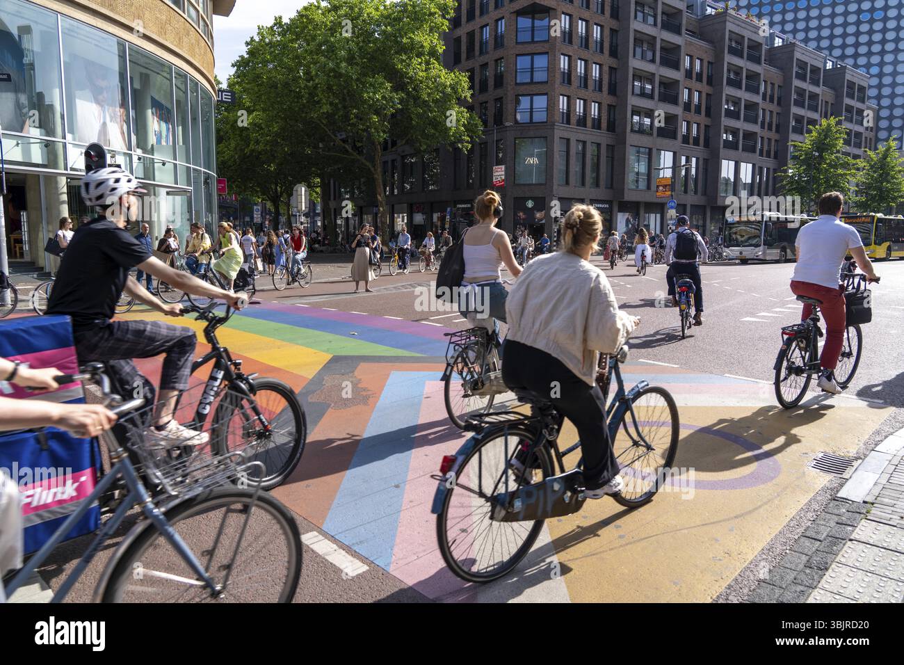 Pista ciclabile centrale lungo il Vredenburg, nel centro della città di Utrecht, le corsie per pedoni, ciclisti e traffico locale sono separate, traffico intenso Foto Stock