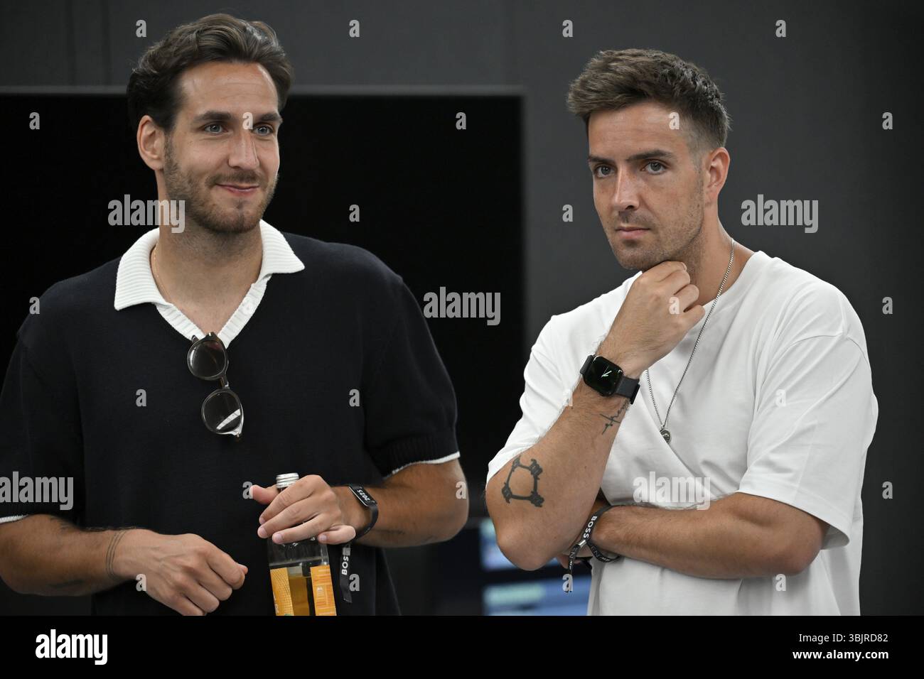 Joshua Keller (a sinistra) in discussione con il fratello Aaron Keller, figli dell'attore Mark Keller, tennis, ATP 250, BOSS Open 2025, Stoccarda, Baden-Wuerttember Foto Stock