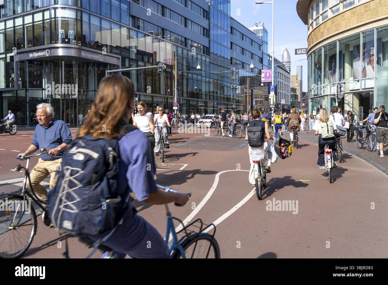 Pista ciclabile centrale lungo il Vredenburg, nel centro della città di Utrecht, le corsie per pedoni, ciclisti e traffico locale sono separate, traffico intenso Foto Stock
