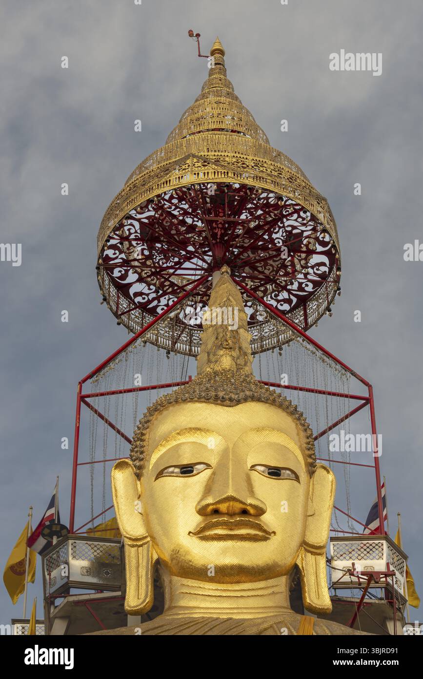 Buddha alto 32 metri, decorato con mosaici di vetro e oro 24 carati, il nodo superiore dell'immagine del Buddha contiene una reliquia del Buddha Buddha, che Foto Stock