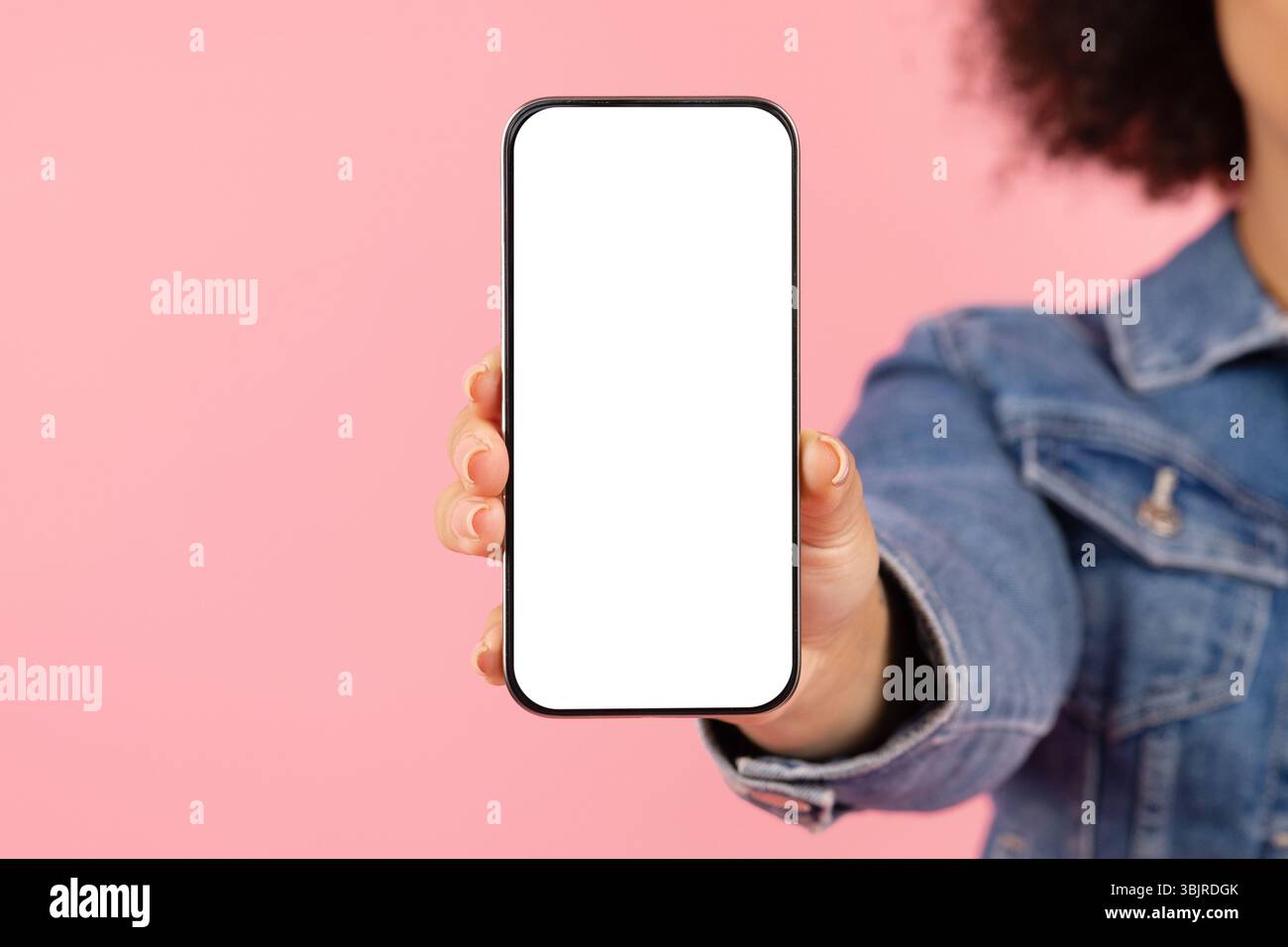 Telefono cellulare alla moda. Smartphone femmina con impugnatura e schermo vuoto bianco Foto Stock