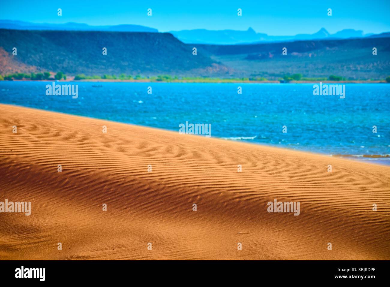 Dune di sabbia e lago blu con prospettiva a basso livello degli occhi di Mesas Foto Stock