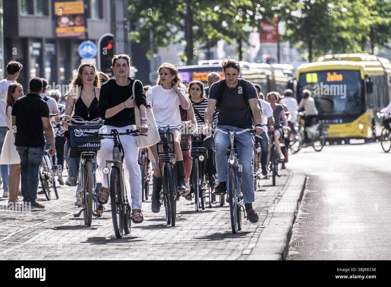 Pista ciclabile centrale sulla Lange Viestraat, corsie per pedoni, ciclisti e traffico locale sono separati nel centro della città, traffico intenso, nessuna auto/t Foto Stock