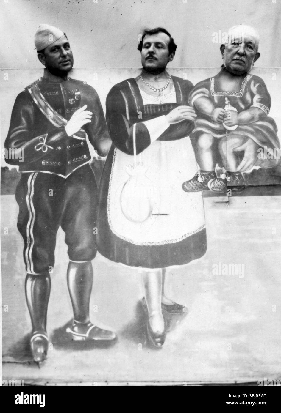 Schermo con tre uomini come madre, padre e figlio, anni '1920, presentazione surreale di tre persone in costumi di fronte a uno sfondo dipinto, Historica Foto Stock