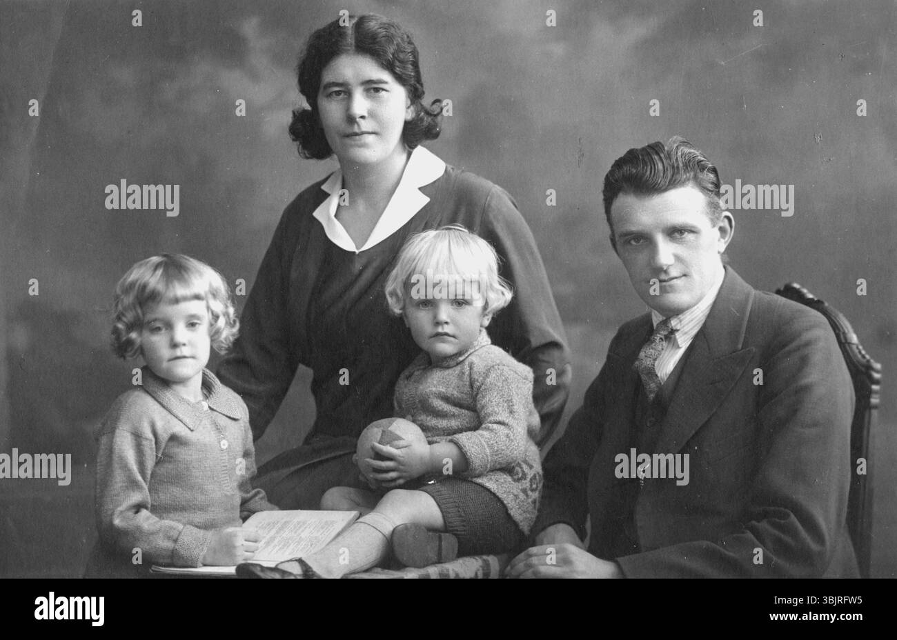 Foto di famiglia, anni '1920, ritratto di famiglia con genitori e due bambini in abito formale, foto storica Foto Stock