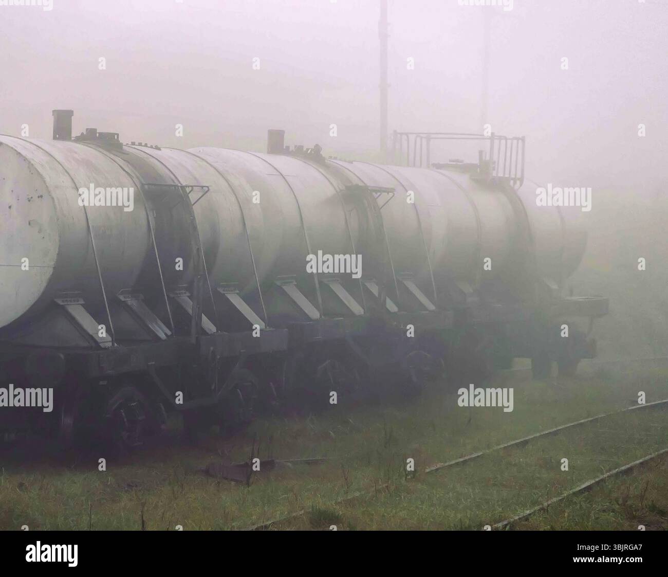 Set di serbatoi con trasporto di olio e carburante tramite rail. Cargo auto e treni nel sud-est asiatico Foto Stock