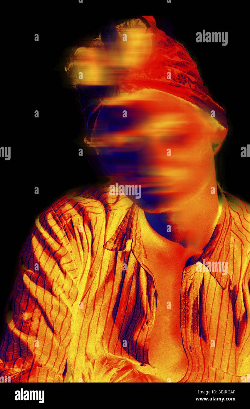 Termocamera ad alta tecnologia. Le persone e le strade sono tracciate dalla distribuzione della temperatura della superficie studiata (giorno e notte). Un uomo in una stanza buia Foto Stock