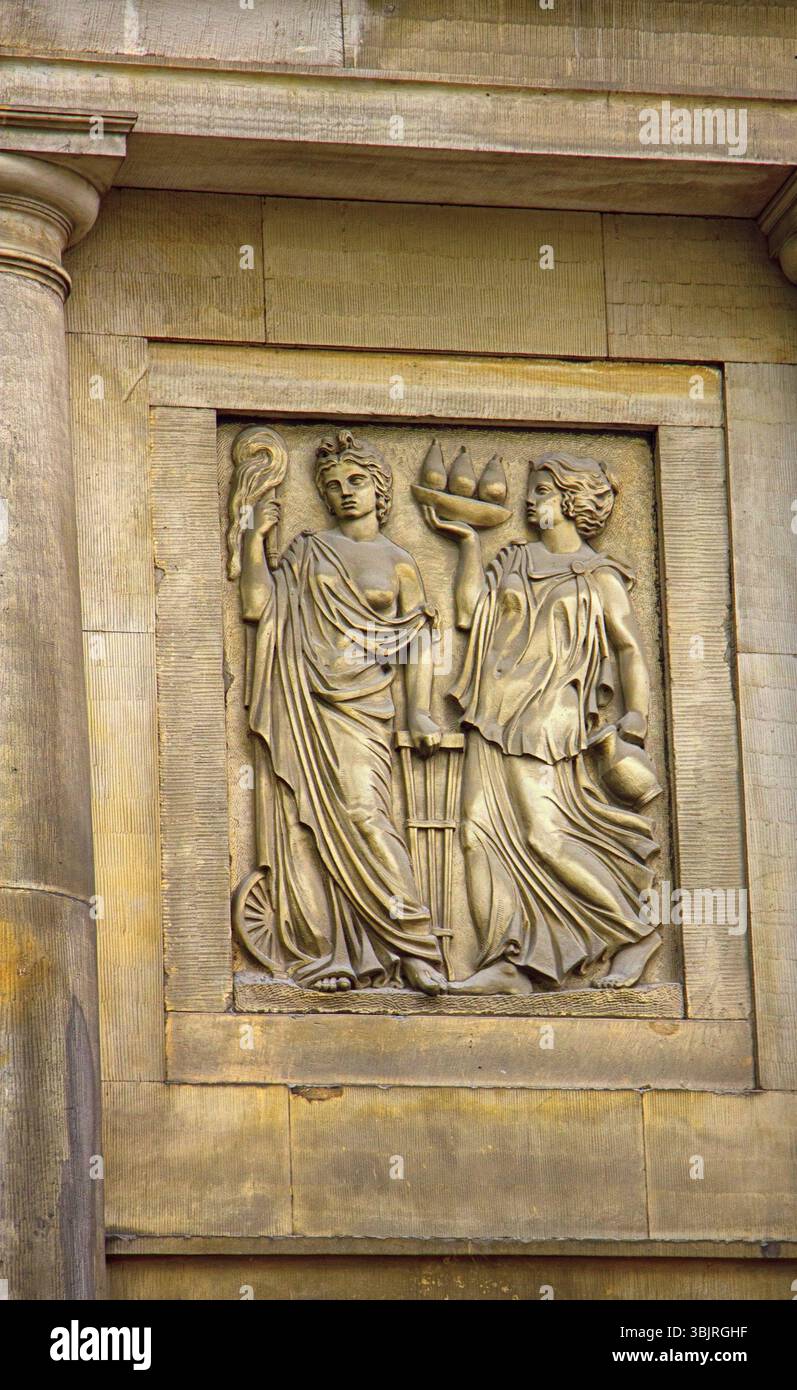 Antichi bassorilievi sulle finestre e sulle pareti degli edifici storici. Elementi di design architettonico del passato. Warsawa. Cameriere Foto Stock