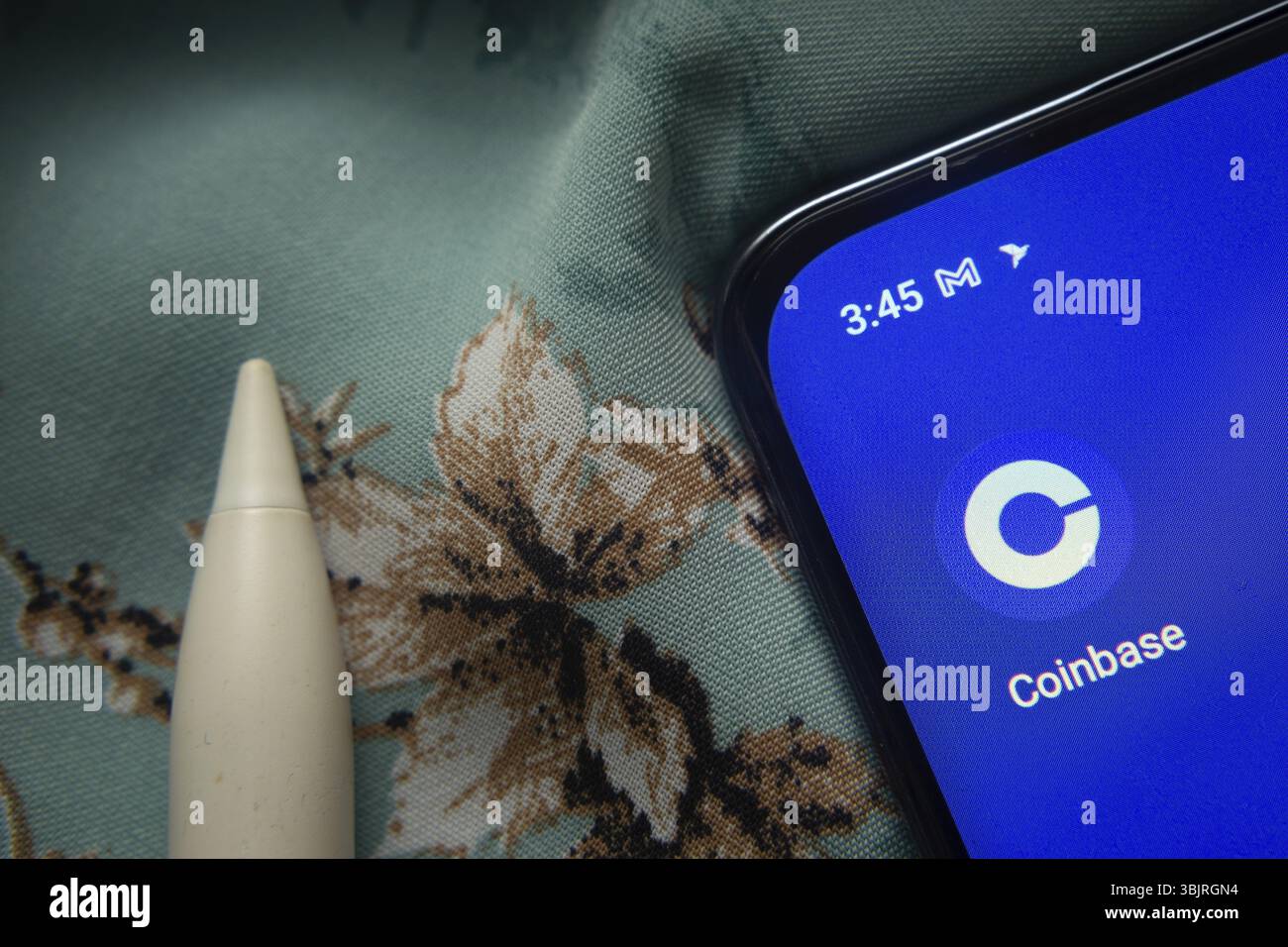 Dhaka, Bangladesh - 7 maggio 2025: L'icona dell'app Coinbase viene visualizzata sullo smartphone Foto Stock