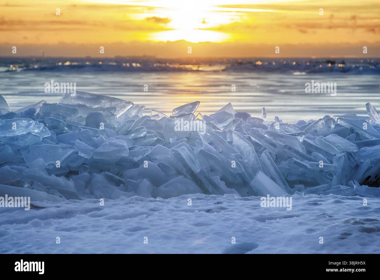 Stato d'animo gioioso. Primavera brilla e risplende sul ghiaccio in fusione. Sun hits eye Foto Stock