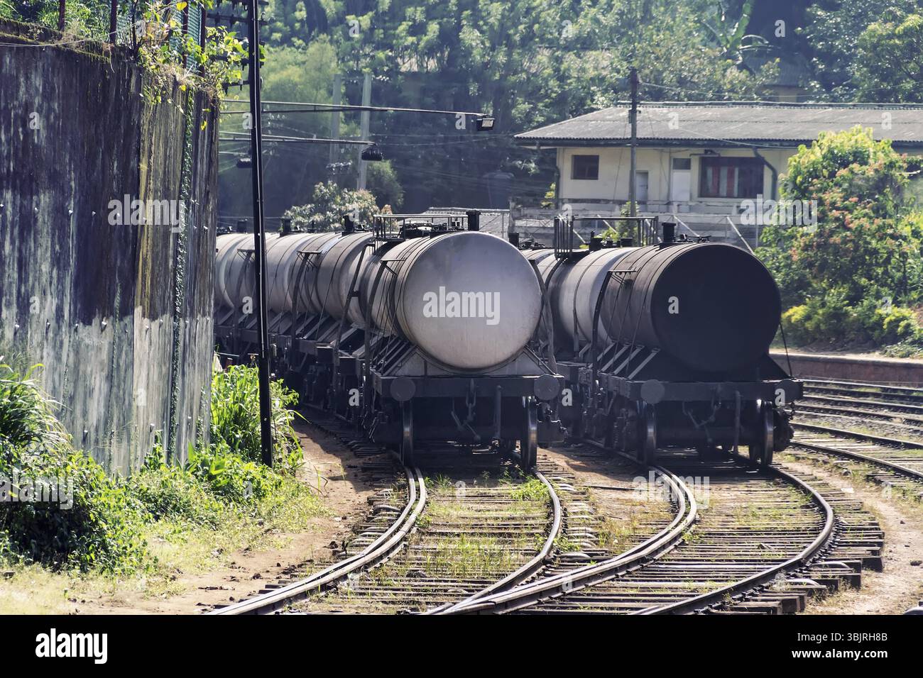 Set di serbatoi con trasporto di olio e carburante tramite rail. Cargo auto e treni nel sud-est asiatico Foto Stock