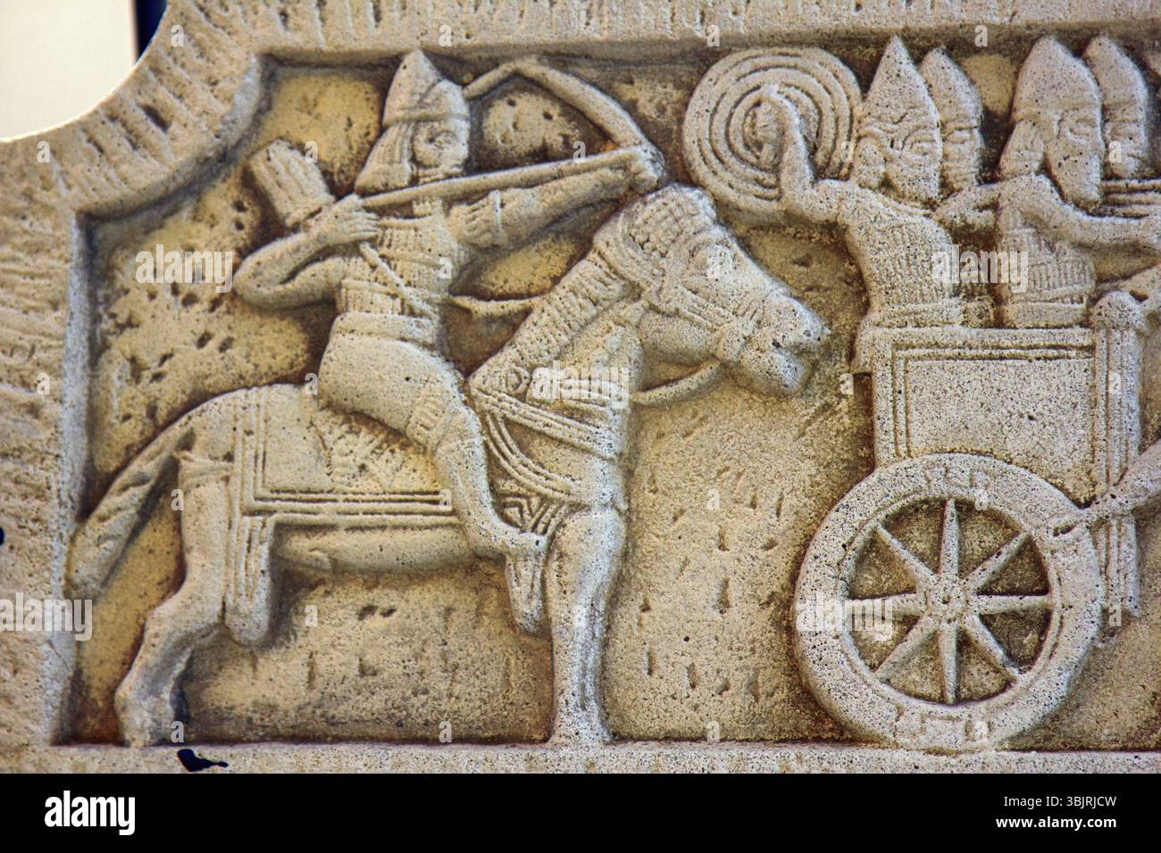 Antichi bassorilievi sui muri e finestre di edifici storici. Progettazione architettonica elementi dal passato. L'Assiro guerrieri. Leoret de Ma Foto Stock