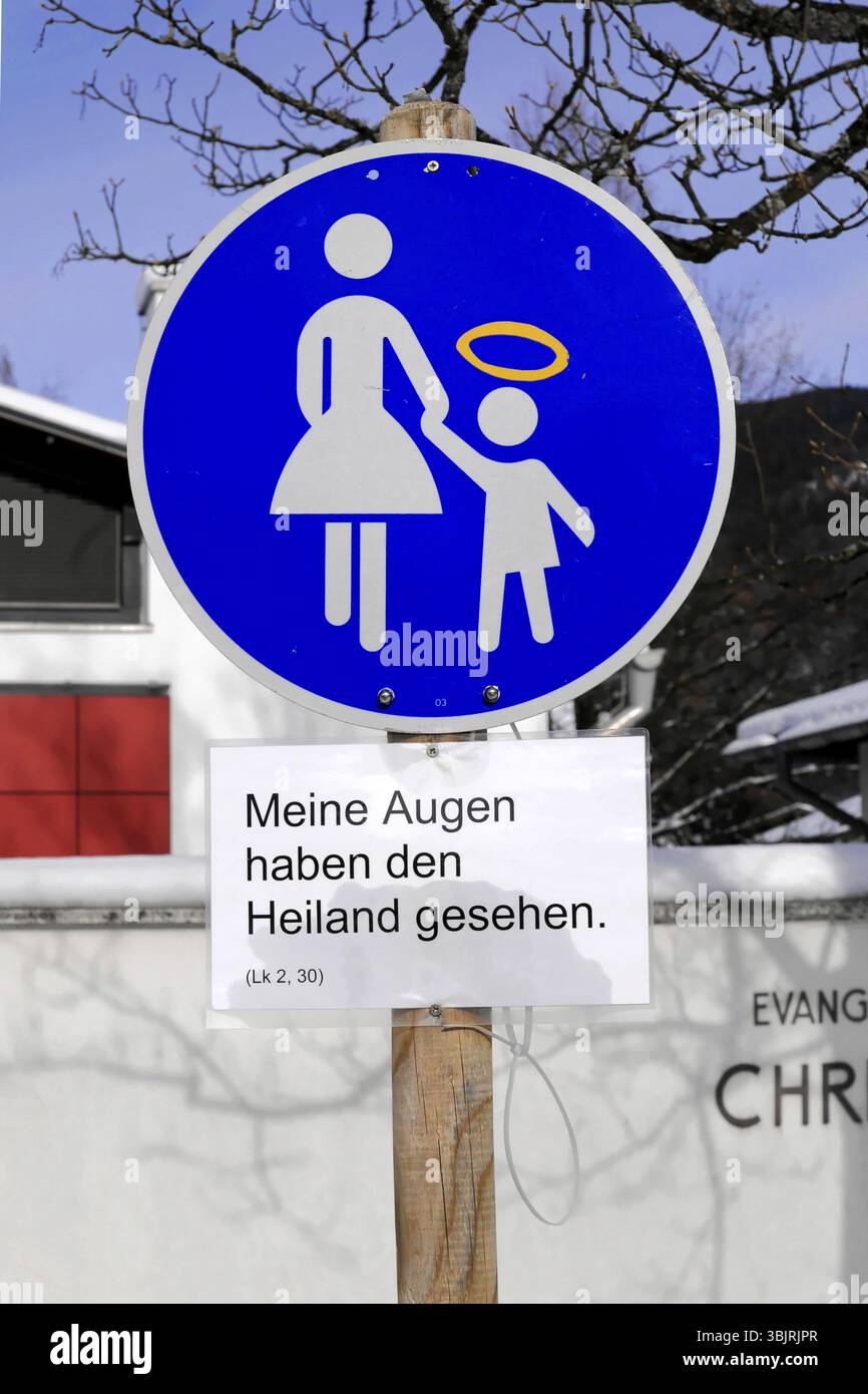 Un cartello blu con madre e bambino e una citazione religiosa, vi corsa Internazionale dei cani da slitta 26-27 gennaio 2013, Inzell, Baviera, Germania, Europa Foto Stock
