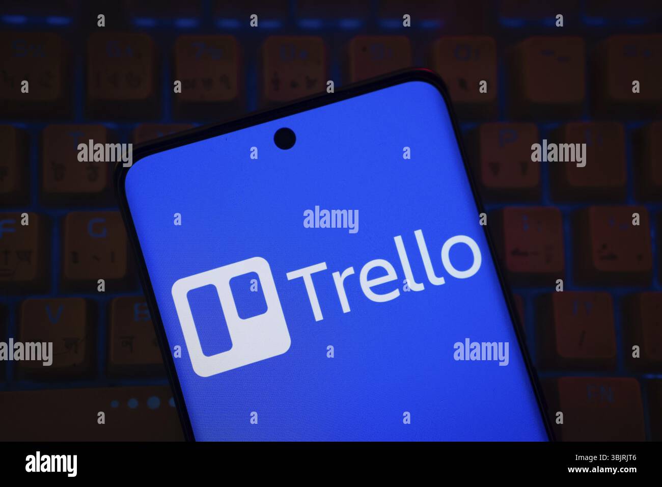 Dacca, Bangladesh - 18 marzo 2025: Il logo del trello viene visualizzato sullo schermo di uno smartphone Foto Stock