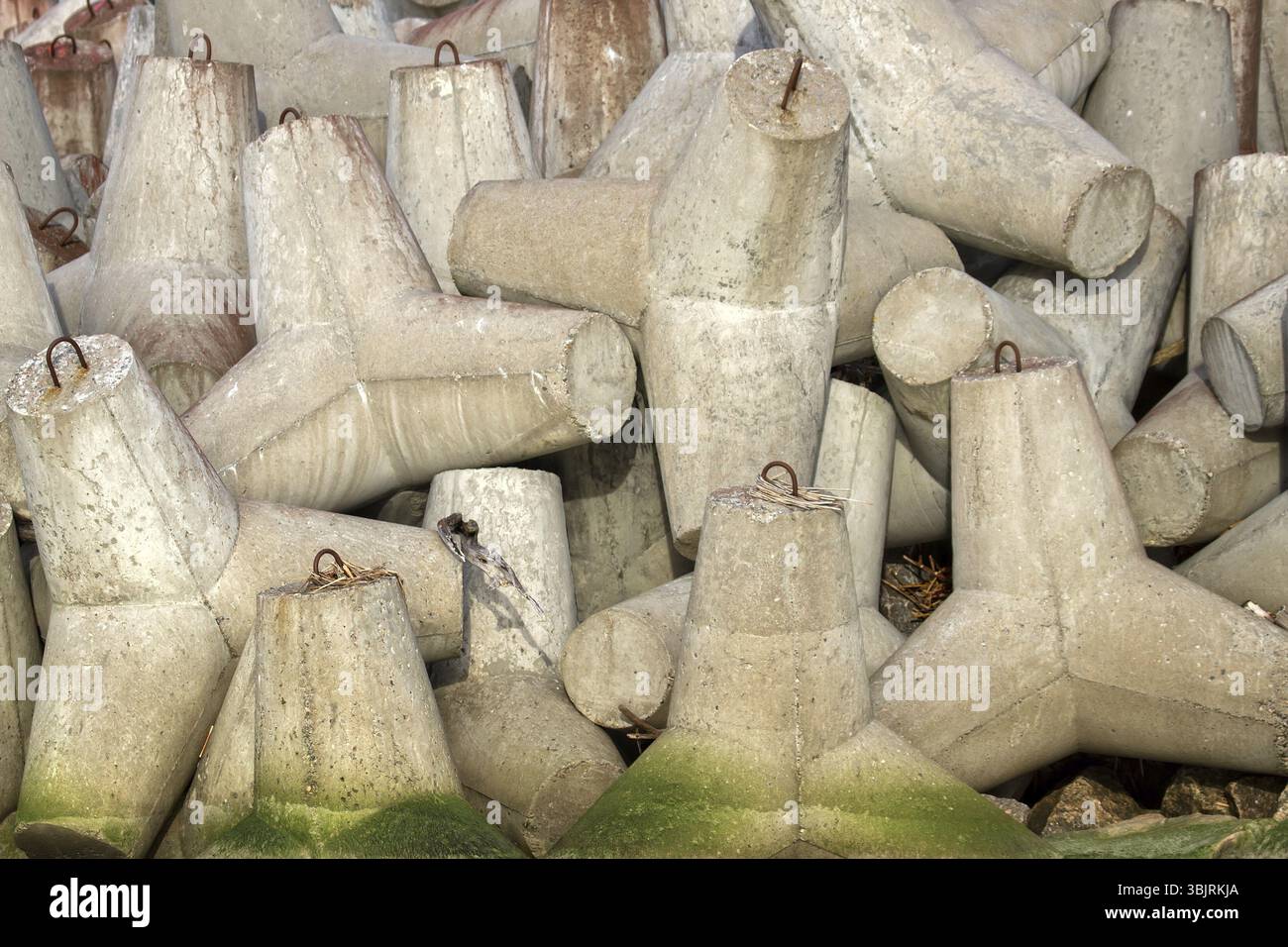 Tetrapodi in calcestruzzo (protezione contro le onde mobili) - sfondo per costruttori portuali Foto Stock