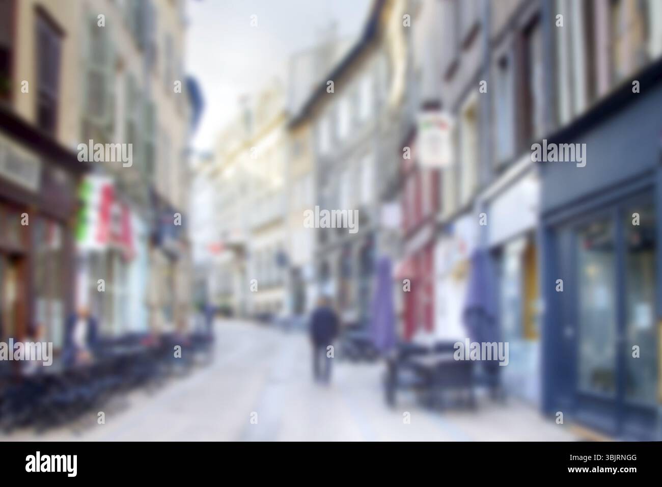Forte la sfocatura, persone anonime sulle strade. Centro città in Europa, old town Foto Stock