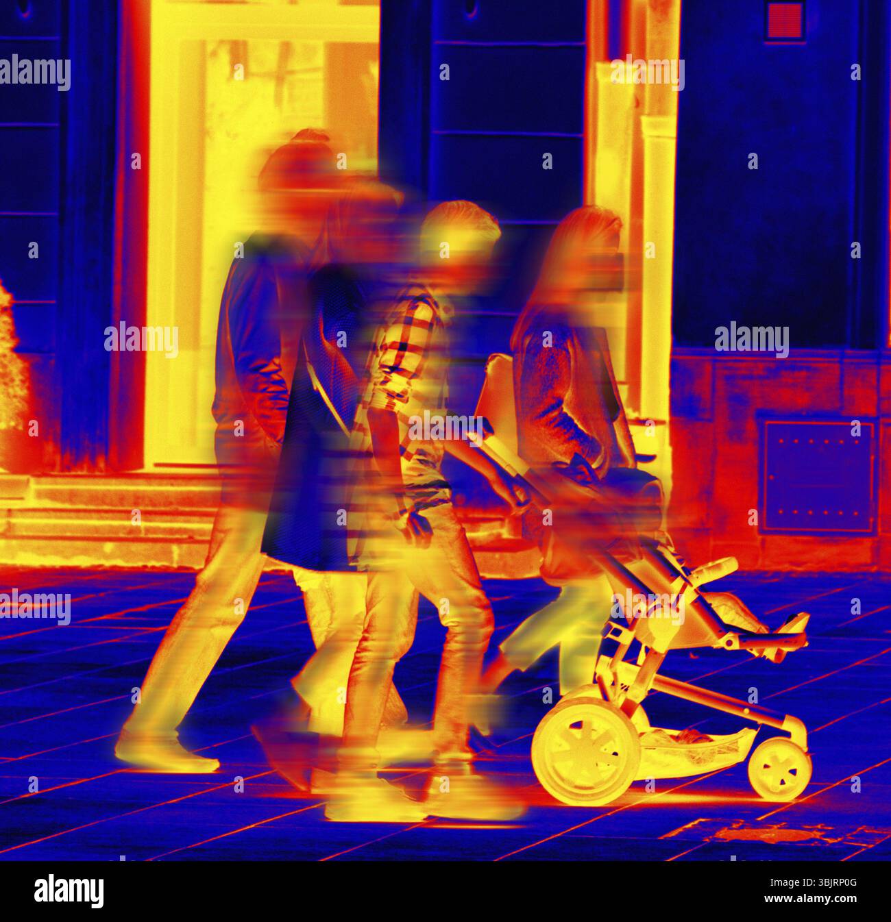 Termocamera ad alta tecnologia. Le persone e le strade sono tracciate dalla distribuzione della temperatura della superficie studiata (giorno e notte). Famiglia Cloudy Day Foto Stock