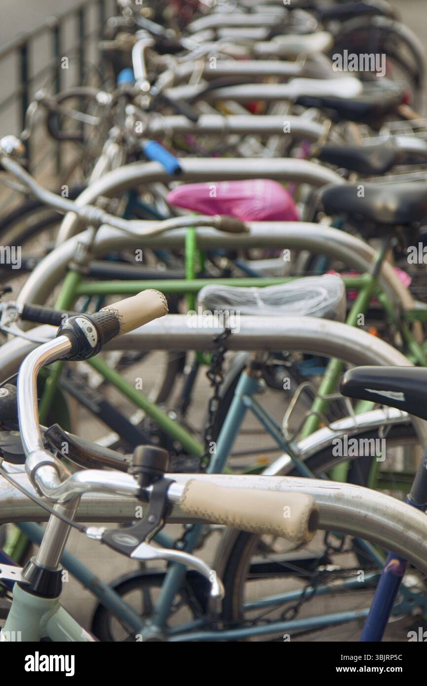 Nel parcheggio ci sono molte biciclette. L'Europa è un paese di ciclismo e trasporto Foto Stock