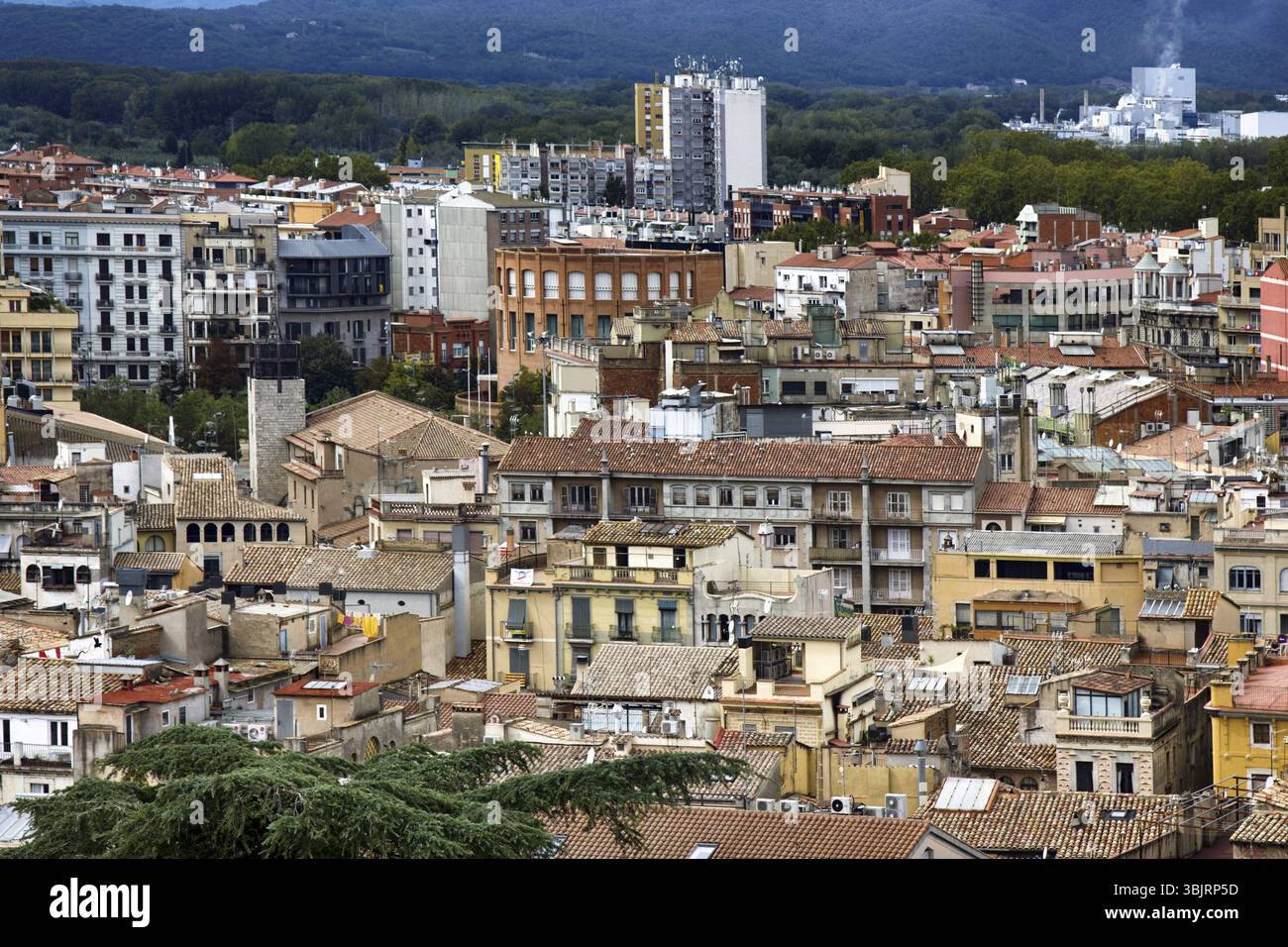 Romantica città bianca sulle colline - città spagnola Girona in colline ai piedi dei Pirenei - tra i picchi delle montagne dei Pirenei e il mare Mediterraneo. Confine del vecchio Foto Stock