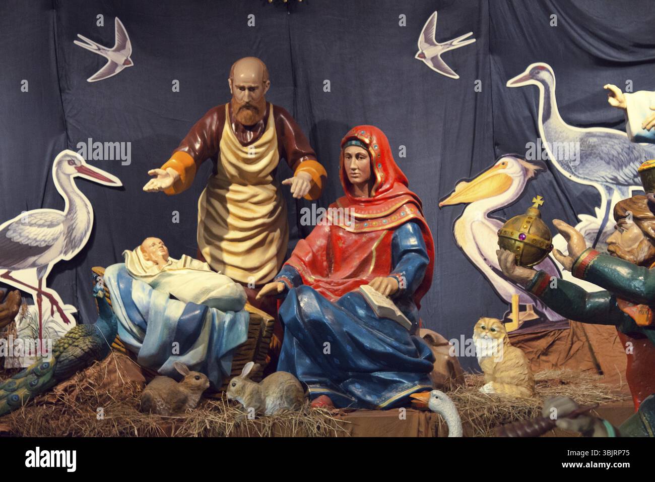 Periodo di Natale, presepi, presepi. Scena con figure volumetriche di popoli e profili di uccelli e animali Foto Stock